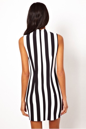 Moderní proužkované šaty bez rukávů dlouhé na stehna Moderní proužkované šaty bez rukávů dlouhé na stehna