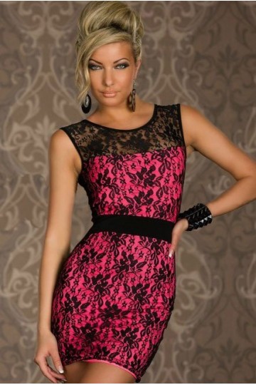 Růžové krátké šaty bez ramínek pokryté černou krajkou Růžové krátké šaty bez ramínek pokryté černou krajkou