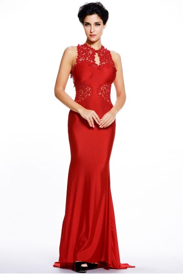 Červené dlouhé šaty s holými zády