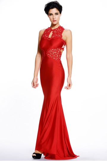 Červené dlouhé šaty s holými zády