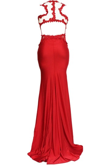 Červené dlouhé šaty s holými zády