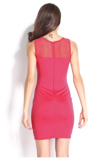 Krátké červené šaty s černými pruhy